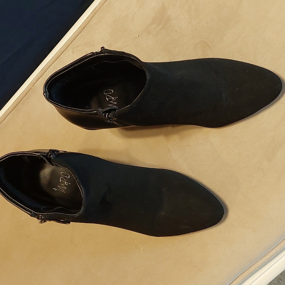 IMPO 1/2 suede  1/2 faux leather ankle booties